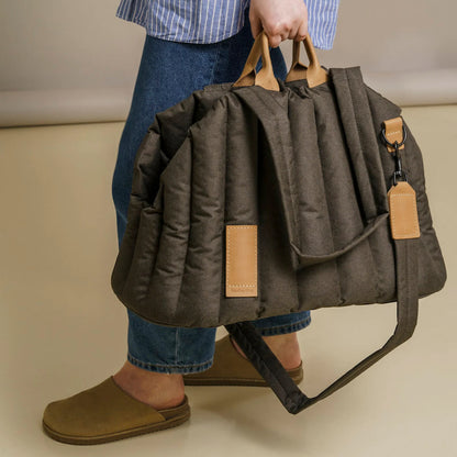 Stylish and Lightweight Waterproof Pet Carrier Bag for Dogs and Cats - Perfect for On-the-Go Pet Lovers!