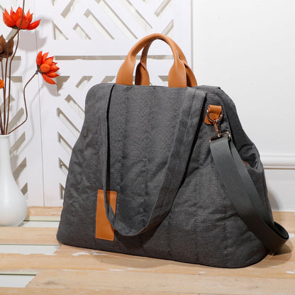 Stylish and Lightweight Waterproof Pet Carrier Bag for Dogs and Cats - Perfect for On-the-Go Pet Lovers!